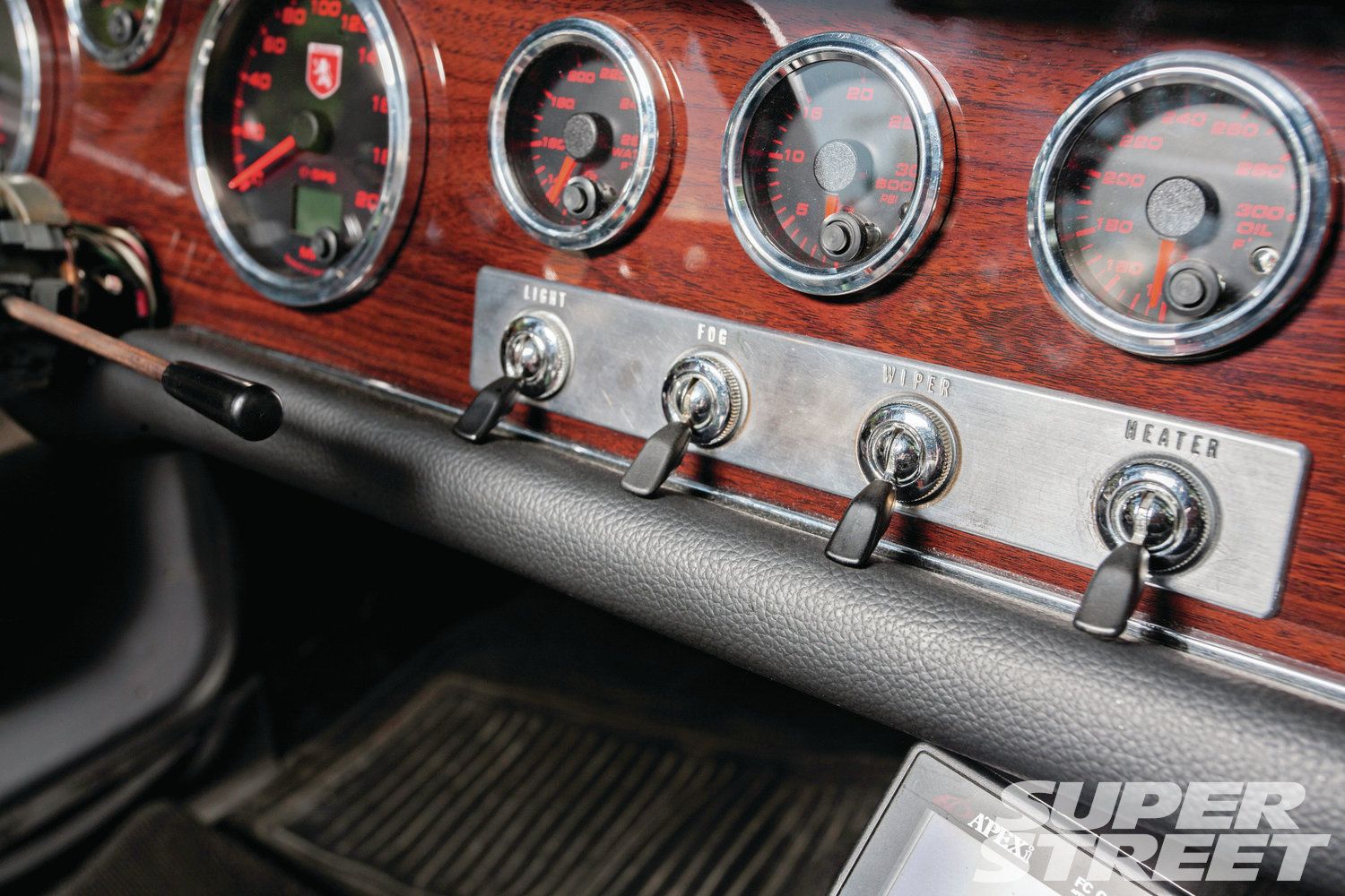 1968-datsun-roadster-2000-custom-gauges